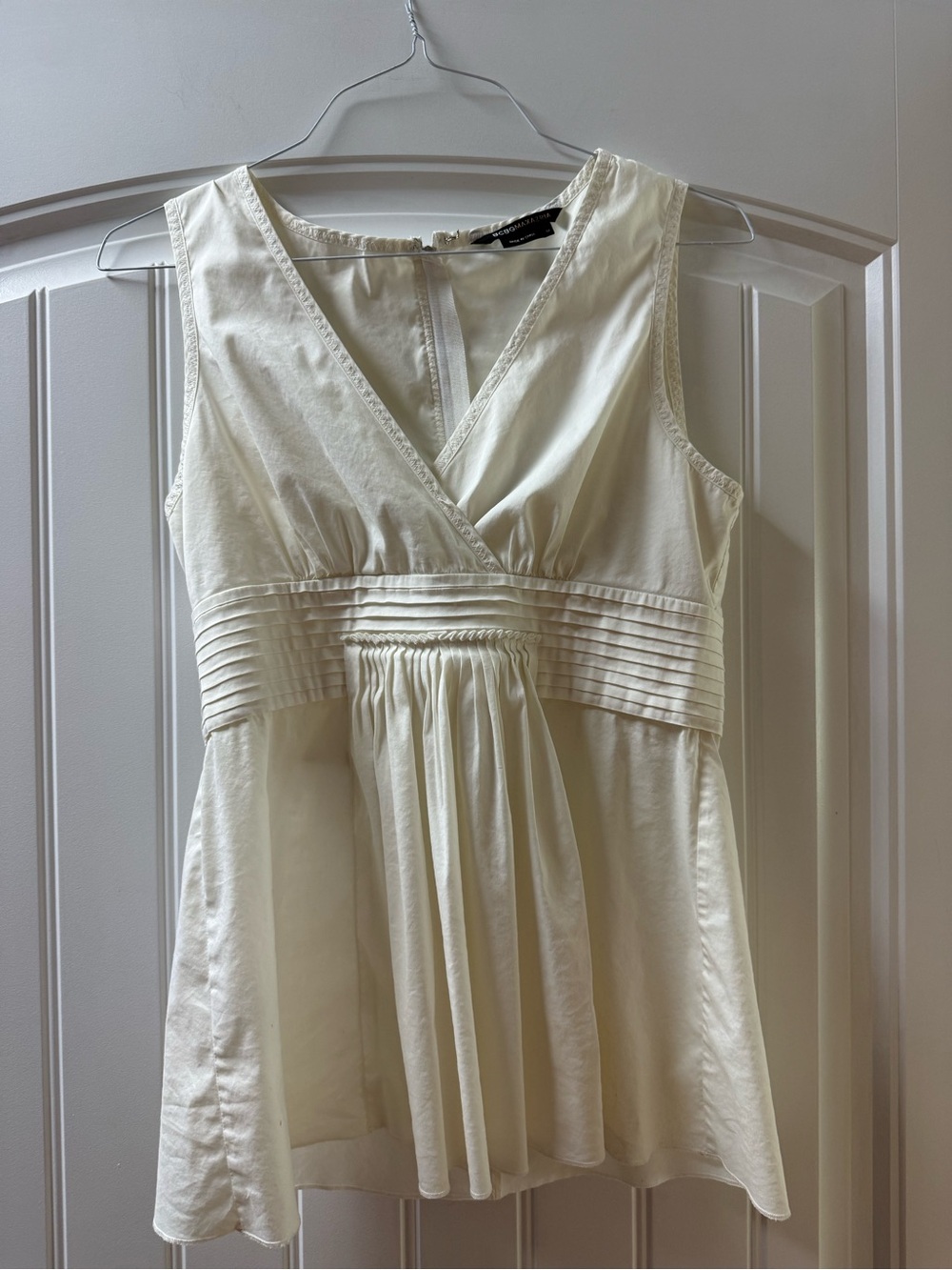 BCBGMaxAzria Cream Sleeveless V-Neck Pleated Waist Blouse